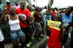 Tilhængere af præsidentkandidaten Rene Preval er på gaden i Haiti. Nu er der beskyldninger om valgsvindel. - Foto: AP 