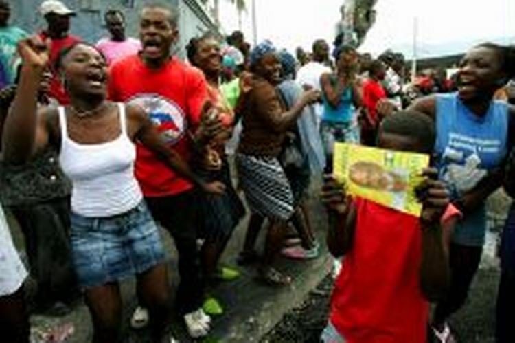 Tilhængere af præsidentkandidaten Rene Preval er på gaden i Haiti. Nu er der beskyldninger om valgsvindel. - Foto: AP 