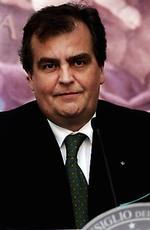 Italiens minister for reformer, Roberto Calderoli, vil for en tid skifte habitten ud med en t-shirt, hvor han har fået påtrykt en af Muhammed-tegningerne. - Arkivfoto: AP 