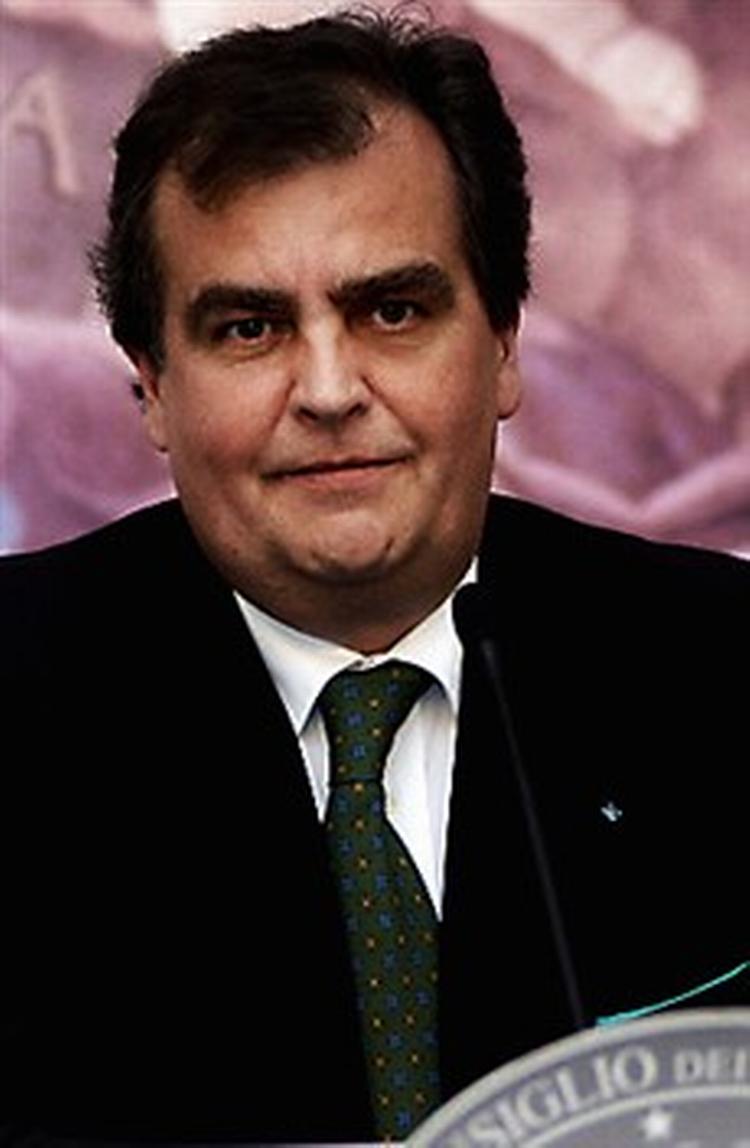 Italiens minister for reformer, Roberto Calderoli, vil for en tid skifte habitten ud med en t-shirt, hvor han har fået påtrykt en af Muhammed-tegningerne. - Arkivfoto: AP 
