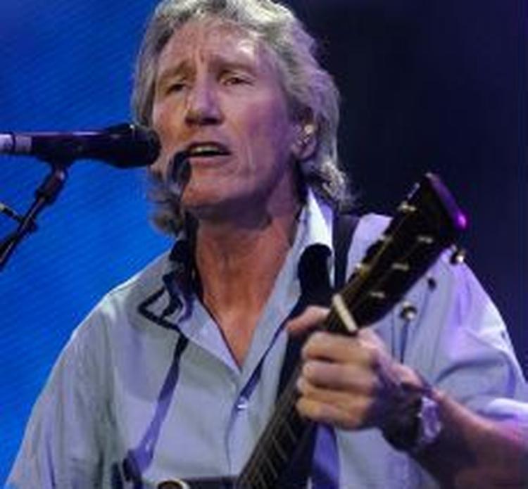 »Er I der, Roskilde?« Roger Waters spiller på årets Roskilde Festival. Her ses han til sidste sommers Live 8-koncert i Hyde Park, London. - Foto: AP 
