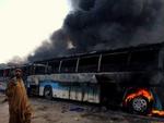 Vrede menneskemængder er på gaden for tredje dag i træk i Pakistan i protest over Jyllands-Postens Muhammed-tegninger. Her ses en brændende bus i Peshawar. - Foto: AP 