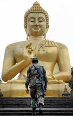En thailandsk forretningsmand har slået sig sammen med fagfolk for at modarbejde buddhismens faldende popularitet - Foto: AP 