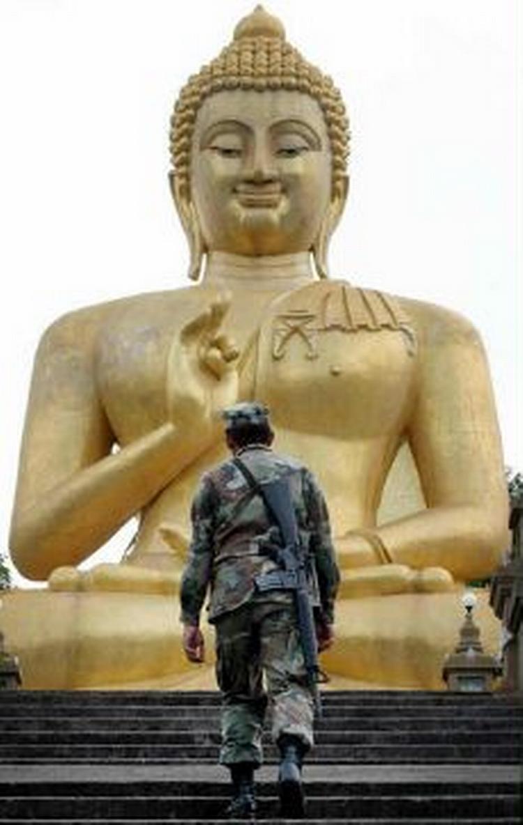 En thailandsk forretningsmand har slået sig sammen med fagfolk for at modarbejde buddhismens faldende popularitet - Foto: AP 
