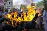 Vrede demonstranter brændte i går billeder af statsminister Anders Fogh Rasmussen af i Karachis gader i Pakistan. - Foto: AP 