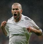 Køb af spillere som Zidane (billedet) og Beckham og det efterfølgende salg af trøjer, har været en god forretning for Real Madrid. - Arkivfoto: AP. 