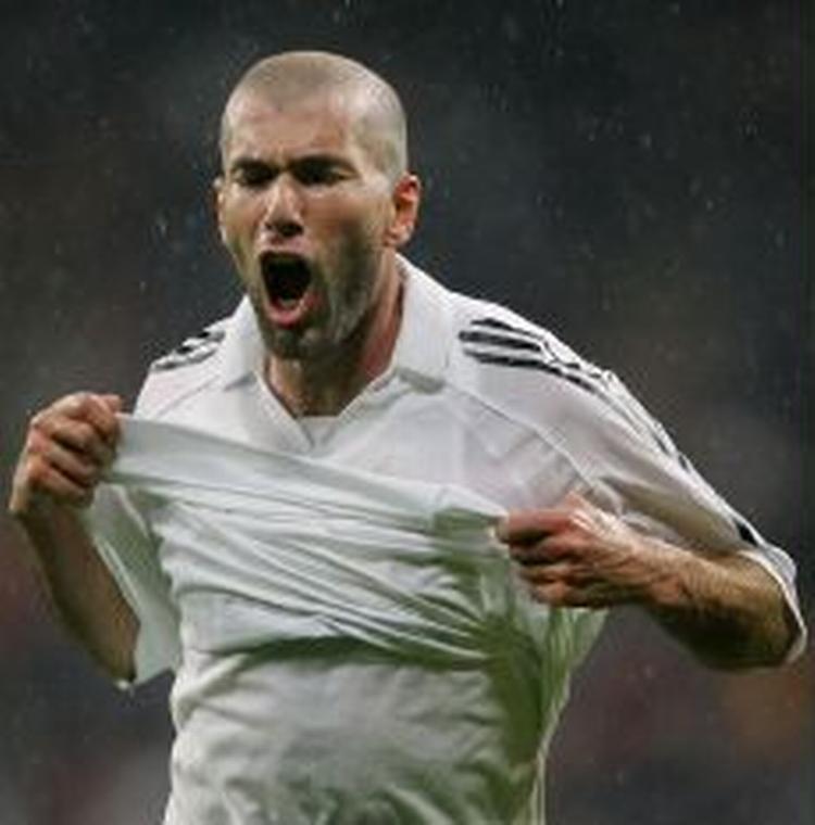 Køb af spillere som Zidane (billedet) og Beckham og det efterfølgende salg af trøjer, har været en god forretning for Real Madrid. - Arkivfoto: AP. 
