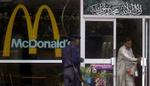 Lovprisninger af Muhammed som Allahs profet står skrevet over døren på McDonald's forretningerne i Pakistan. Men det afholder ikke ekstreme muslimer fra angreb på de vestlige symboler. - Foto: AP 