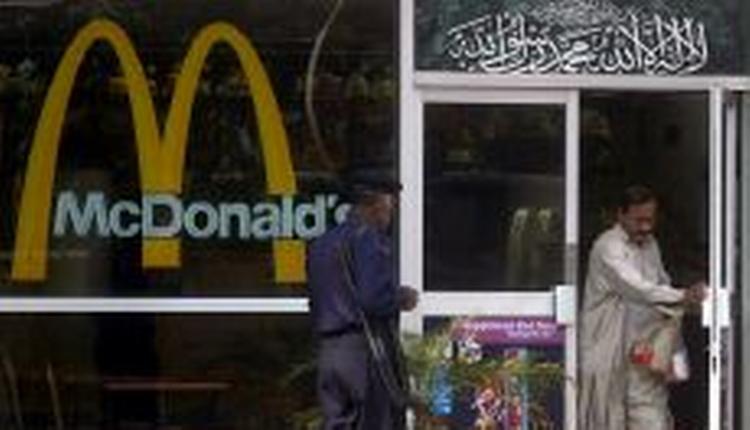 Lovprisninger af Muhammed som Allahs profet står skrevet over døren på McDonald's forretningerne i Pakistan. Men det afholder ikke ekstreme muslimer fra angreb på de vestlige symboler. - Foto: AP 