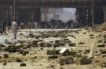 Pakistanere gik i dag amok i Karachis gaders i protester mod profettegningerne. Men ellers var der mere ro på demonstrationerne end de foregående dage i Pakistan. - Foto: AP 