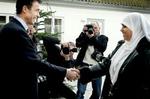 SMIL TIL PRESSEN. Statsministeren og indvandrerrepræsentanten Sara Ibrahim Idris trykker hånd uden for Marienborg ved et møde om integration i 2004.   Arkivfoto: Camilla Stephan 