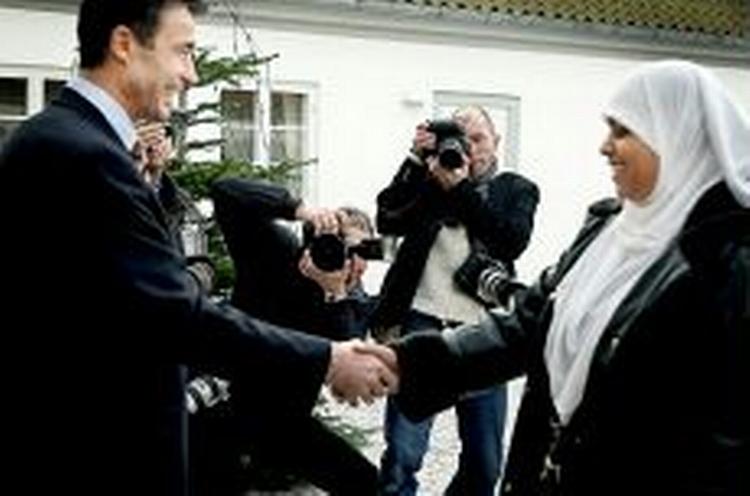 SMIL TIL PRESSEN. Statsministeren og indvandrerrepræsentanten Sara Ibrahim Idris trykker hånd uden for Marienborg ved et møde om integration i 2004.   Arkivfoto: Camilla Stephan 