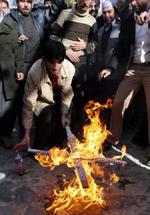 Iranske demonstranter afbrændte i dag det kristne kors foran den danske ambassade - Foto: AP 