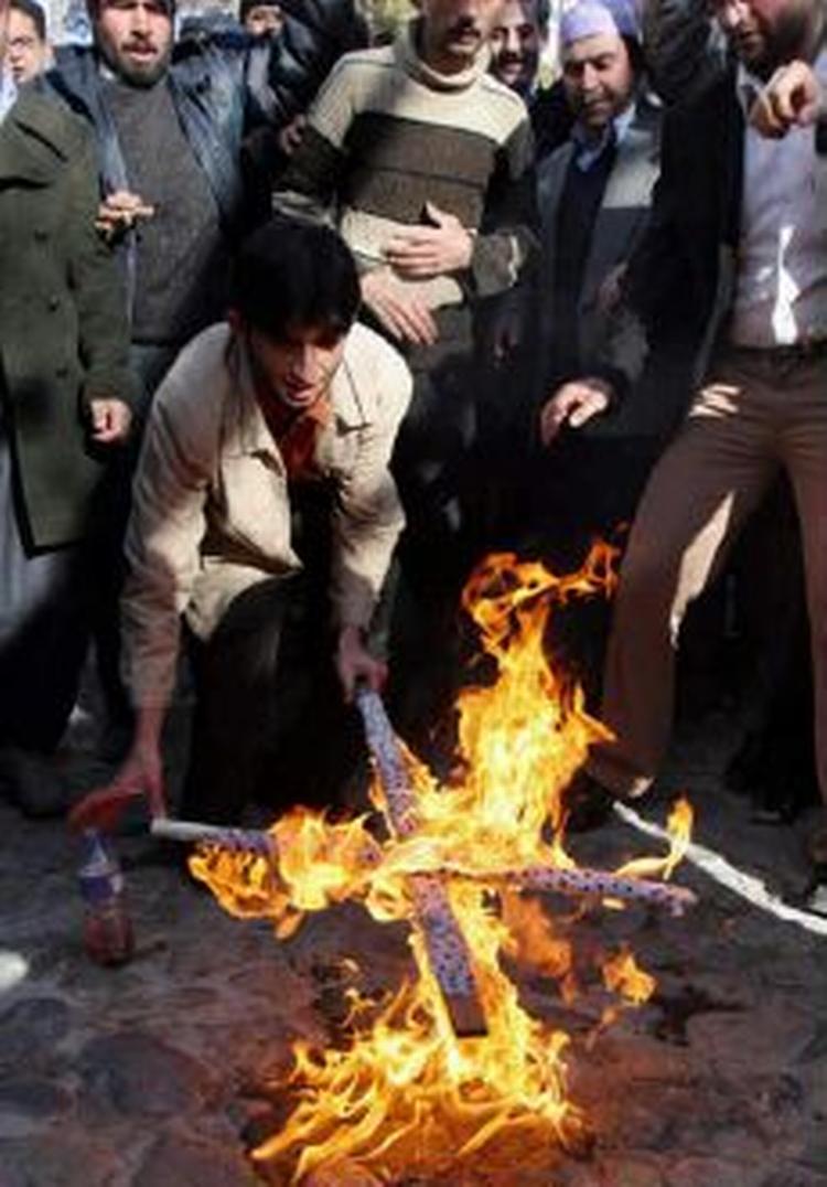 Iranske demonstranter afbrændte i dag det kristne kors foran den danske ambassade - Foto: AP 
