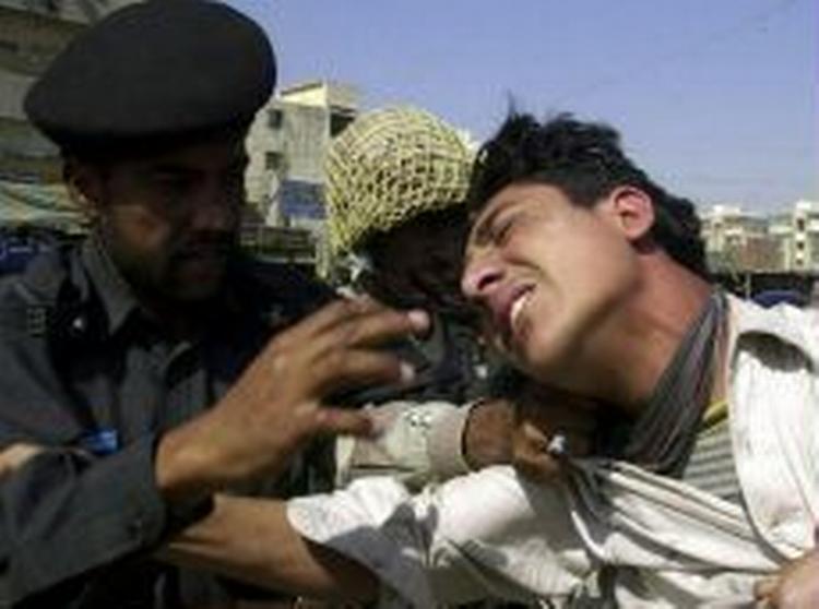 Politiet greb hårdhændet ind over for demonstranter i den pakistanske by Karachi i går. - Foto: AP 