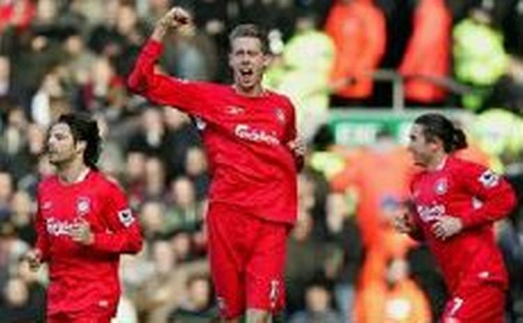 Peter Crouch knytter næven efter sin scoring. - Foto: AP 