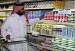 En saudi-arabisk kunde køber ind i et supermarked, efter at boykotten mod Danmark trådte i kraft. - Foto: AP 