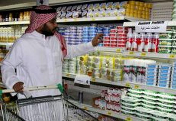 En saudi-arabisk kunde køber ind i et supermarked, efter at boykotten mod Danmark trådte i kraft. - Foto: AP 