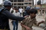 Politiet tilbageholder tilhængere af den islamiske alliance, Muttahide Majlis-i-Amal i byen Rawalpindi. - Foto: AP 