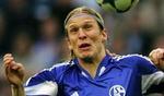 Christian Poulsen i aktion for Schalke. - Arkivfoto: AP 