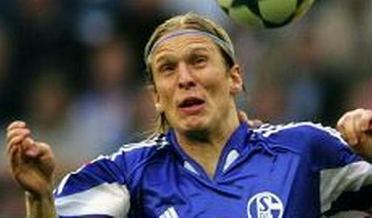 Christian Poulsen i aktion for Schalke. - Arkivfoto: AP 