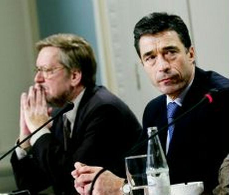 Presset på udenrigsminister Per Stig Møller (K) og Anders Fogh Rasmussen (V) vokser. - Arkivfoto: Camilla Stephan 