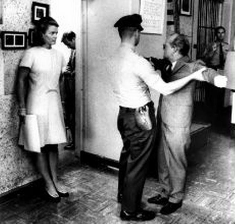 YDERLIGHEDER. Truman Capote på besøg på dødsgangen i San Quentin-fængslet i Californien i 1967 for at interviewe de indsatte.   Foto: Polfoto 