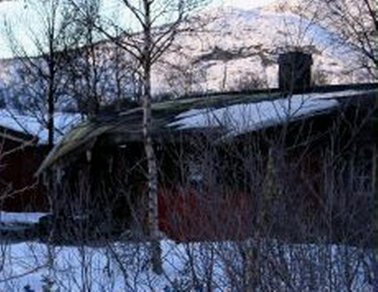 Tre danske piger døde i denne hytte ved Hovden i Norge på grund af en brand opstået i tv-apparatet. - Arkivfoto: AP 
