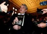 David Irving medbragte et eksemplar af sin kontroversielle bog 'Hitlers Krig' i retten. - Foto: AP 