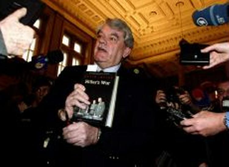 David Irving medbragte et eksemplar af sin kontroversielle bog 'Hitlers Krig' i retten. - Foto: AP 