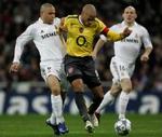 Thierry Henry skubber Ronaldo væk og sætter kursen mod madrilenernes mål. Få øjeblikke senere havde franskmanden scoret Arsenals sejrsmål. - Foto: AP 