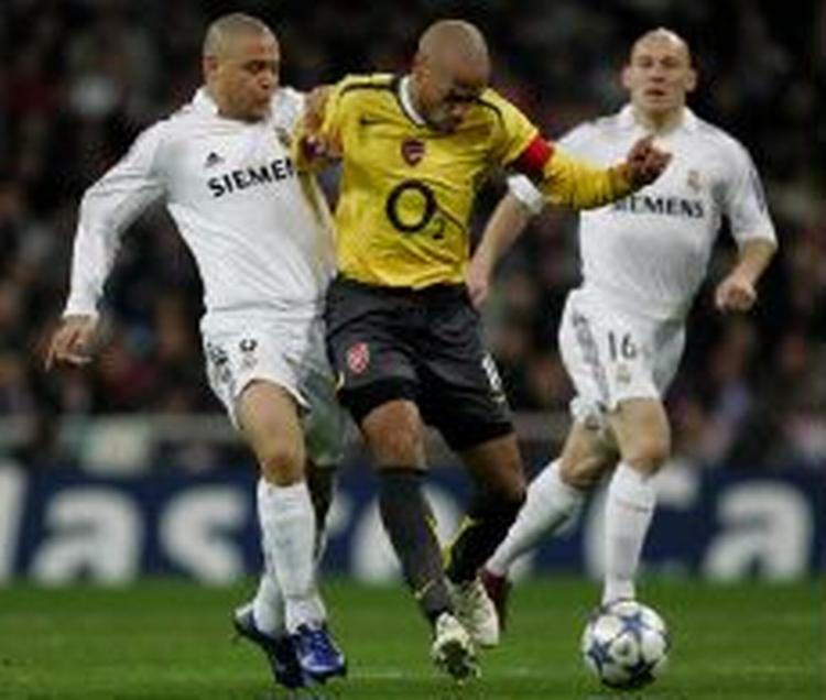 Thierry Henry skubber Ronaldo væk og sætter kursen mod madrilenernes mål. Få øjeblikke senere havde franskmanden scoret Arsenals sejrsmål. - Foto: AP 