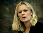 Socialdemokraternes politiske ordfører, Lotte Bundsgaard, er oprørt over at V's politiske ordfører, Jens Rohde, trækker debatten ned på »et bundniveau« - Foto: Jens Dresling 