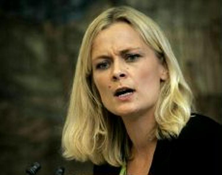 Socialdemokraternes politiske ordfører, Lotte Bundsgaard, er oprørt over at V's politiske ordfører, Jens Rohde, trækker debatten ned på »et bundniveau« - Foto: Jens Dresling 