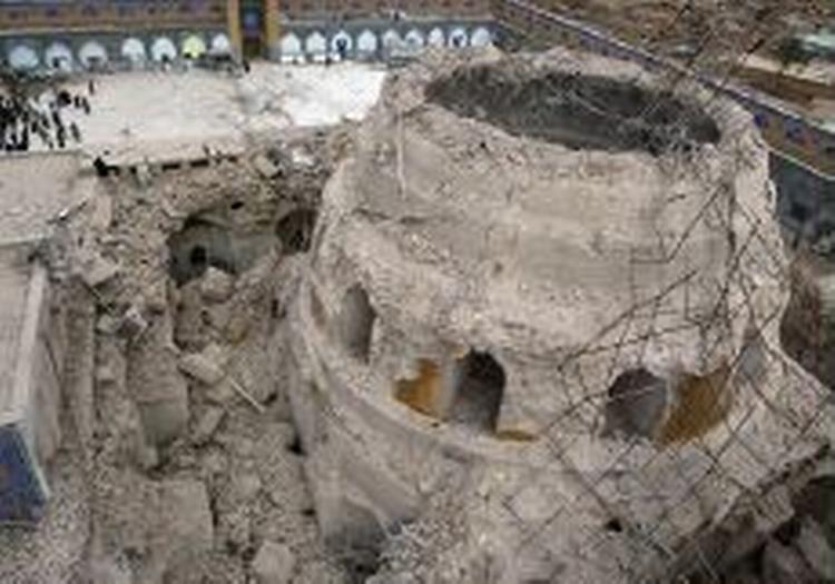 Den enorme gyldne kuppel på moskéen i Samarra er nu reduceret til brune murbrokker og sammenfiltret metalstykker. - Foto: AP 