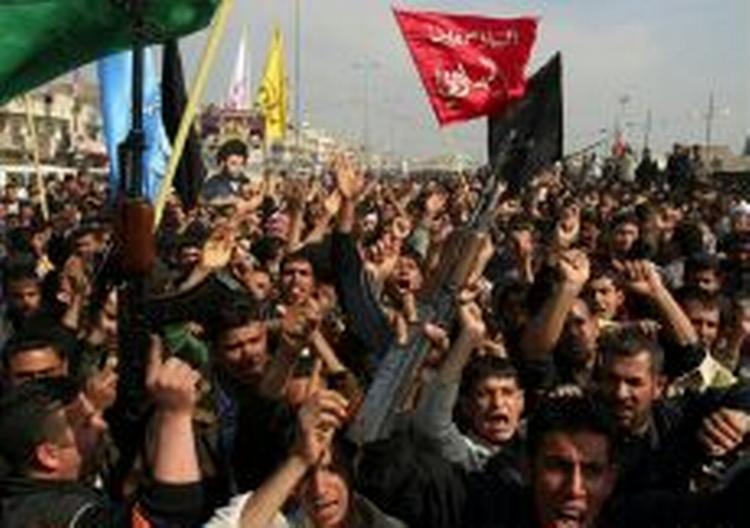 Vrede shiamuslimer fylder gaderne i Bagdad. - Foto: AP 