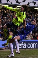 Øjeblikket hvor Lionel Messi (i gult) bliver sendt til tælling af Chelseas spanske back Asier del Horno. - Foto: AP. 