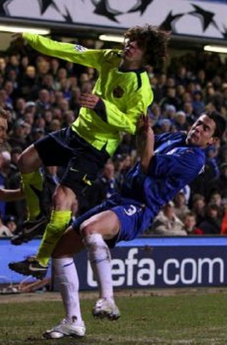 Øjeblikket hvor Lionel Messi (i gult) bliver sendt til tælling af Chelseas spanske back Asier del Horno. - Foto: AP. 