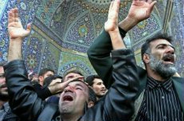 Demonstrationerne mod bomberne i Samarra breder sig til Iran, hvor shiamuslimer demonstrerer i Teherans gader. - Foto: AP 
