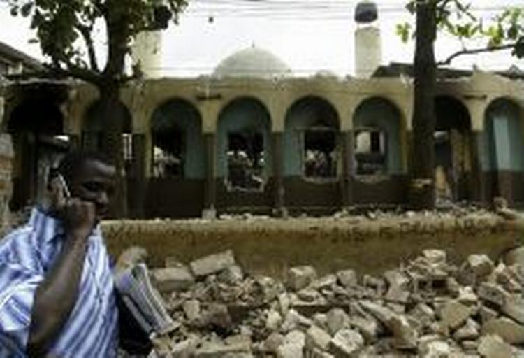 »Muhammed er en mand - Jesus er fra Himlen« skrev kristne uromagere på en ødelagt moske i Onitsha i Nigeria. - Foto: AP 