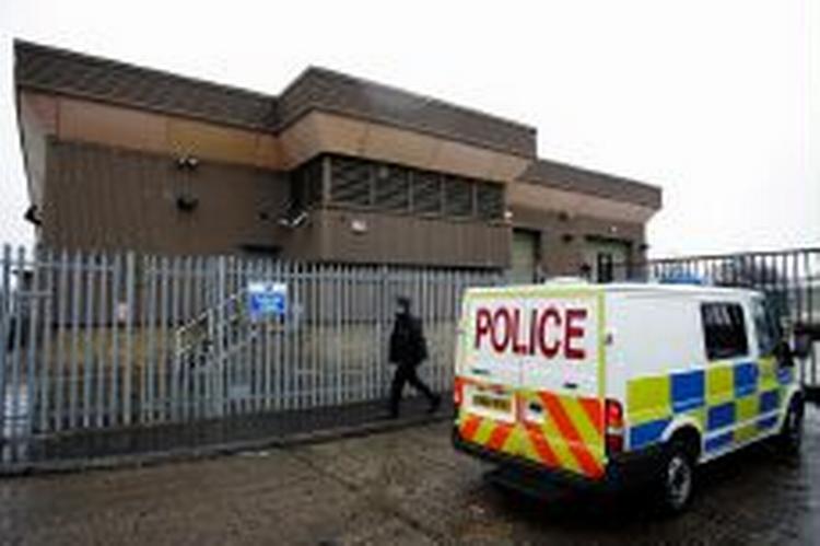 Politi ankommer til det sikkerhedsdepot i Tonbridge, hvor rekordrøveriet blev begået. - Foto: AP 