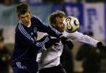 Rosenborgs Christer Basma (th) kæmper for overtaget i kampen mod russiske Zenit St. Petersborg. Men nordmændene tabte og er ude af UEFA-cuppen. - Foto: AP 
