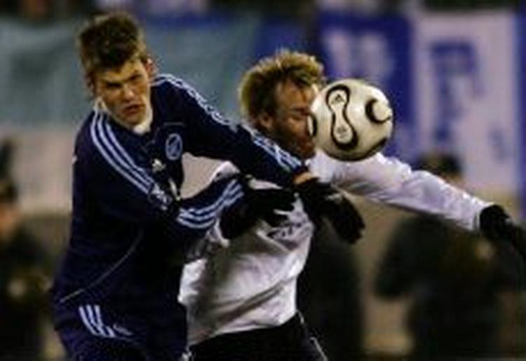 Rosenborgs Christer Basma (th) kæmper for overtaget i kampen mod russiske Zenit St. Petersborg. Men nordmændene tabte og er ude af UEFA-cuppen. - Foto: AP 