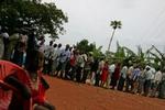 En ugandisk dreng venter på faderen, der står i kø for at stemme ved et valglokale i Ugandas hovedstad Kampala. - Foto: AP 
