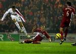 Stuttgarts Jesper Grønkjær forsøger sig med et skud mod Middlesbrough, men englænderne er videre efter de to opgør i UEFA-cuppen. - Foto: AP 
