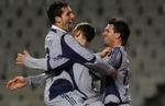 Kevin Kuranyi (tv.) og Zlatan Bajramovic (th.) lykønsker Ebbe Sand (i midten). - Foto: AP 