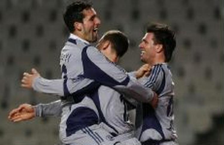Kevin Kuranyi (tv.) og Zlatan Bajramovic (th.) lykønsker Ebbe Sand (i midten). - Foto: AP 