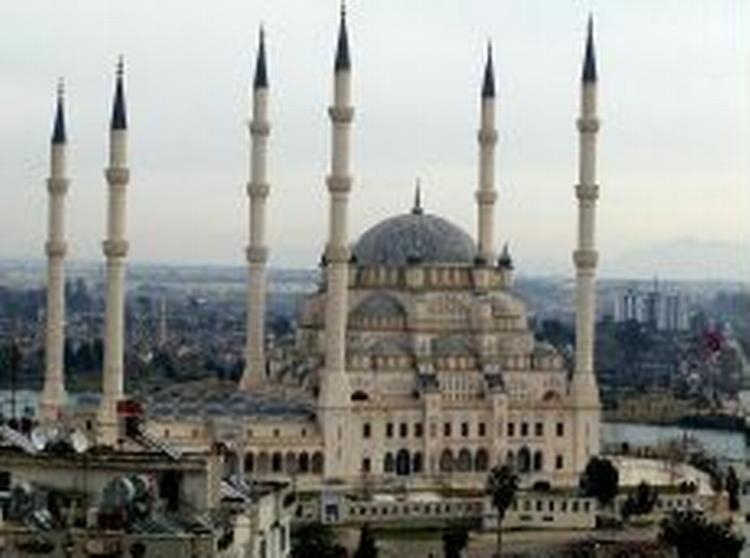 Århus er tættere på at få sin første moske. Her ses Moskéen i Adana i Tyrkiet. - Arkivfoto: AP 
