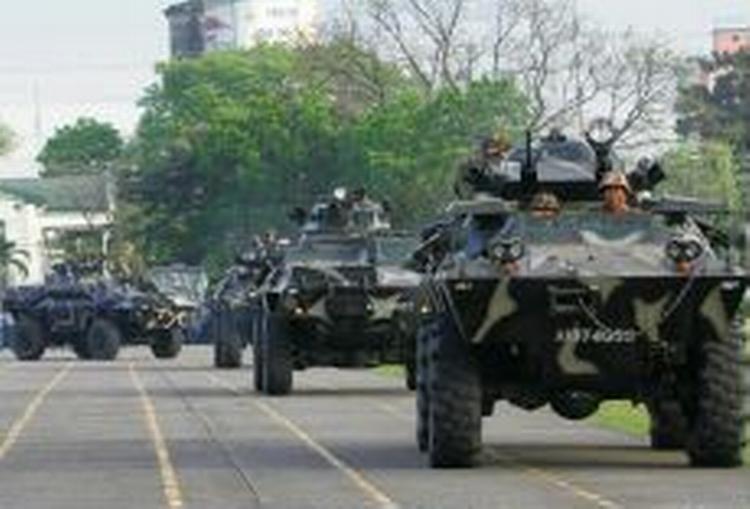 Overalt i hovedstaden Manila er soldaterne på gaden. - Foto: AP 