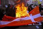 Demonstranter afbrænder det danske flag i byen Lahore. - Foto: AP 